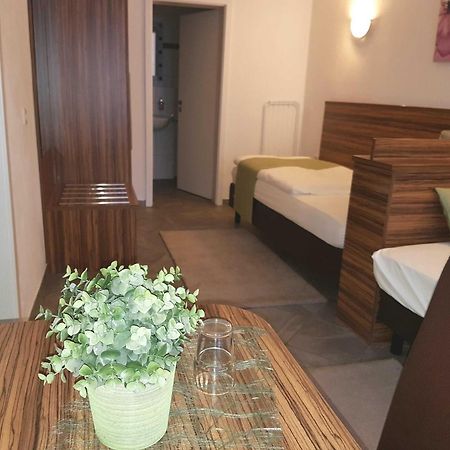 Hotel Garni Goldene Traube Бад Виндсхайм Екстериор снимка